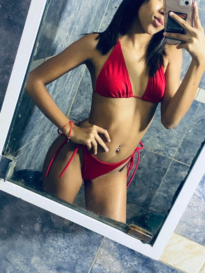 604357390 | KLOE | Chica