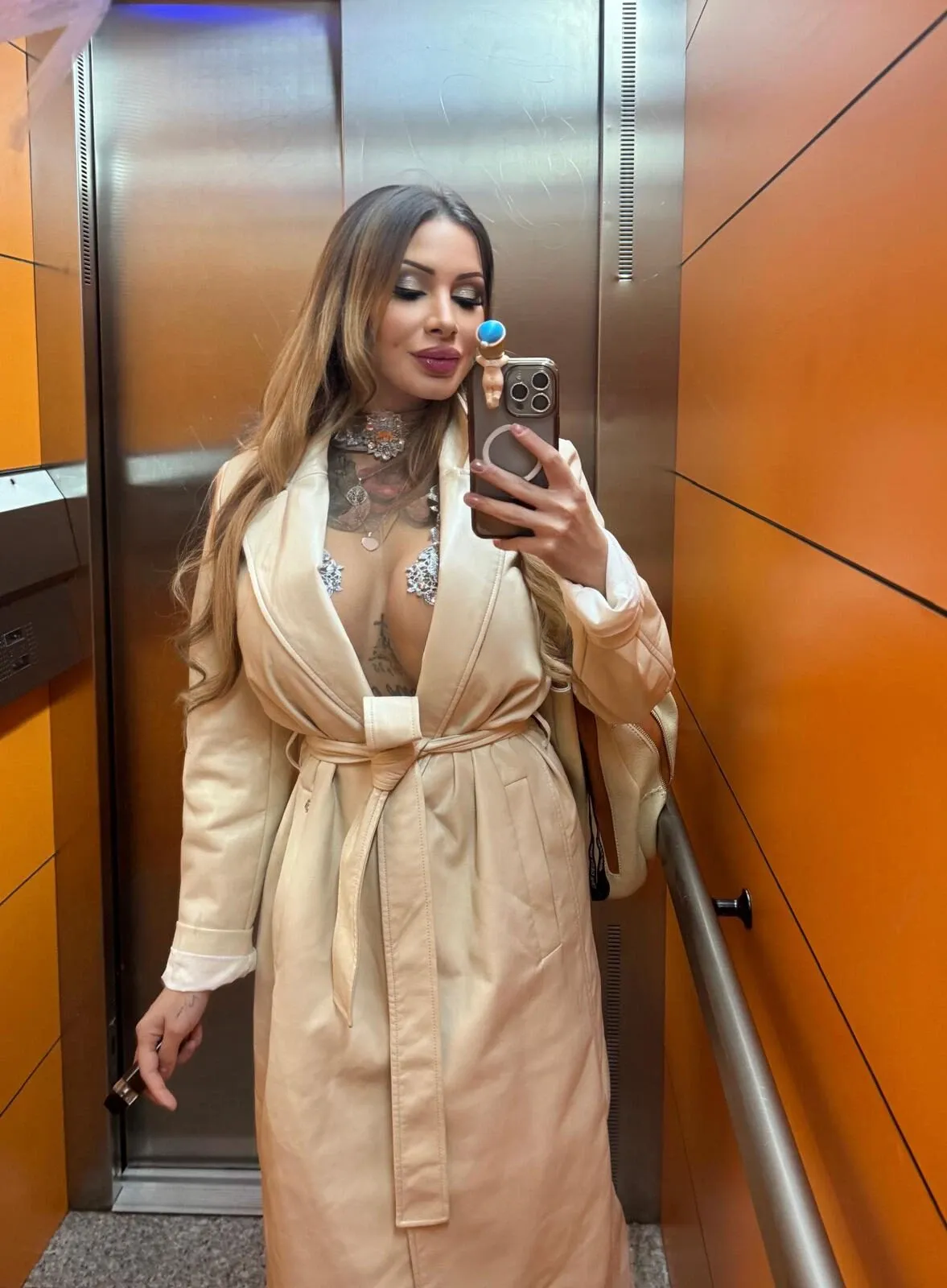 670849719 | CLARA | Chica