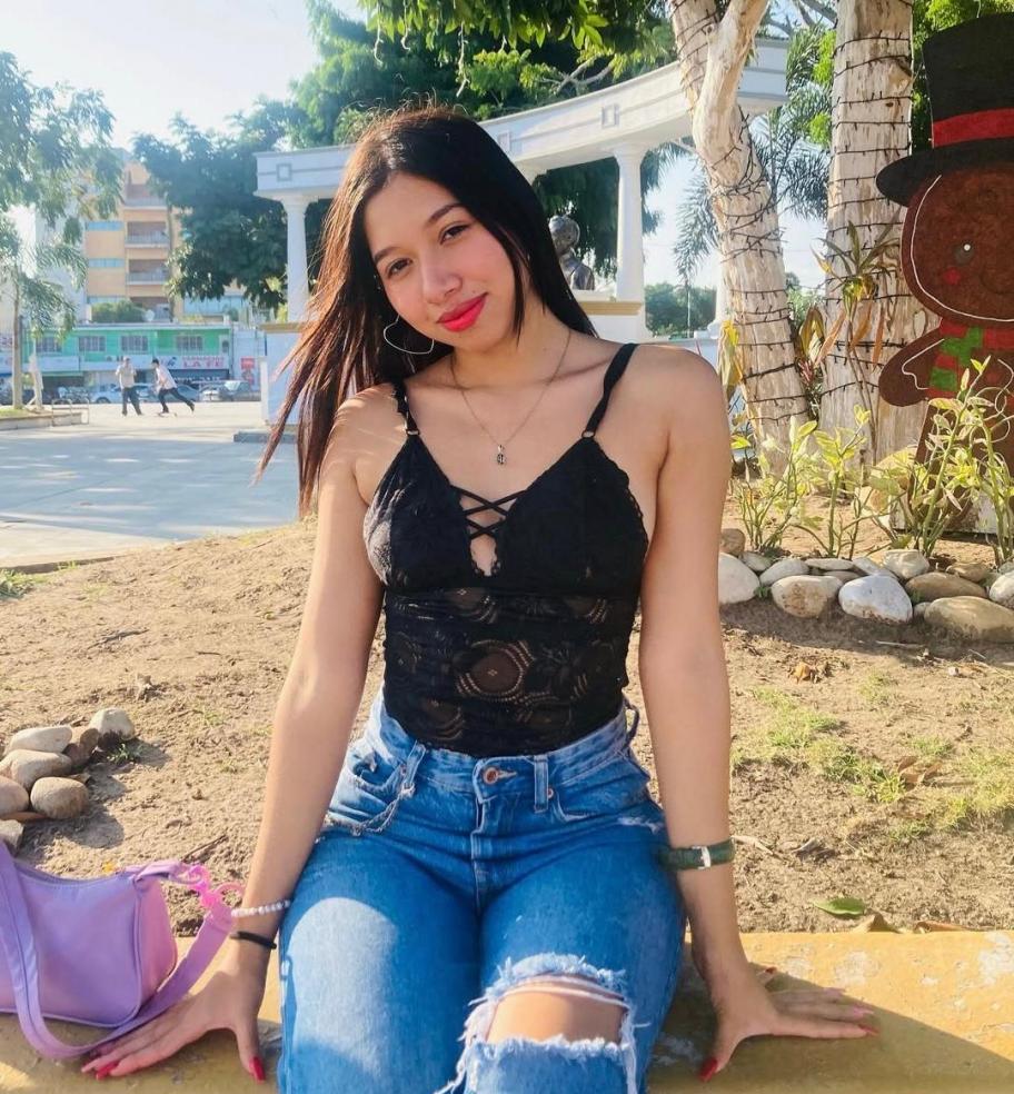 614896653 | YULY | Chica
